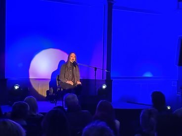 Koncert Mirosława Czyżykiewicza na Dworcu Kulturalnym Wieluń – Dąbrowa. Publiczność podziękowała artyście owacją na stojąco